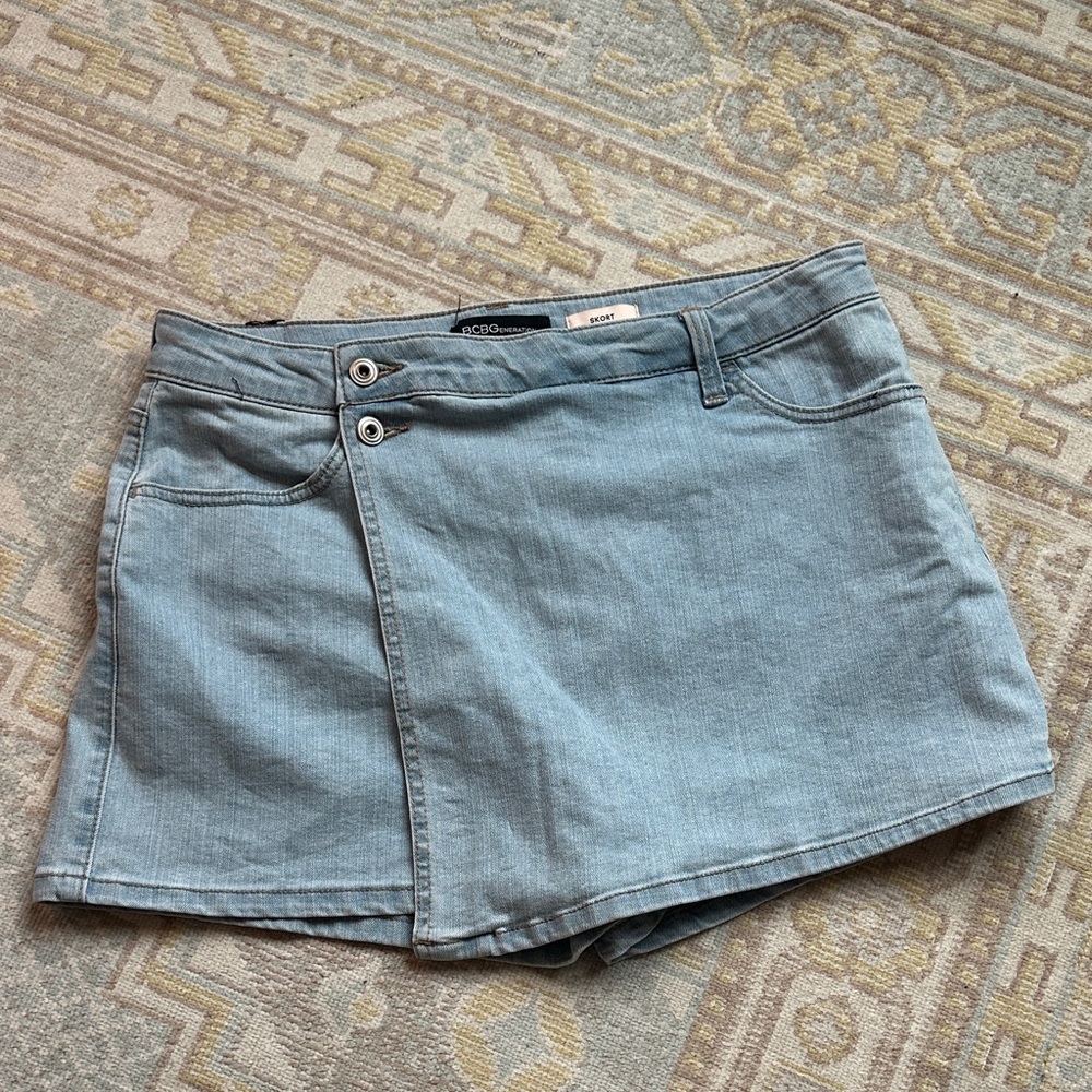 NWOT BCBGeneration Light Blue Skort size L